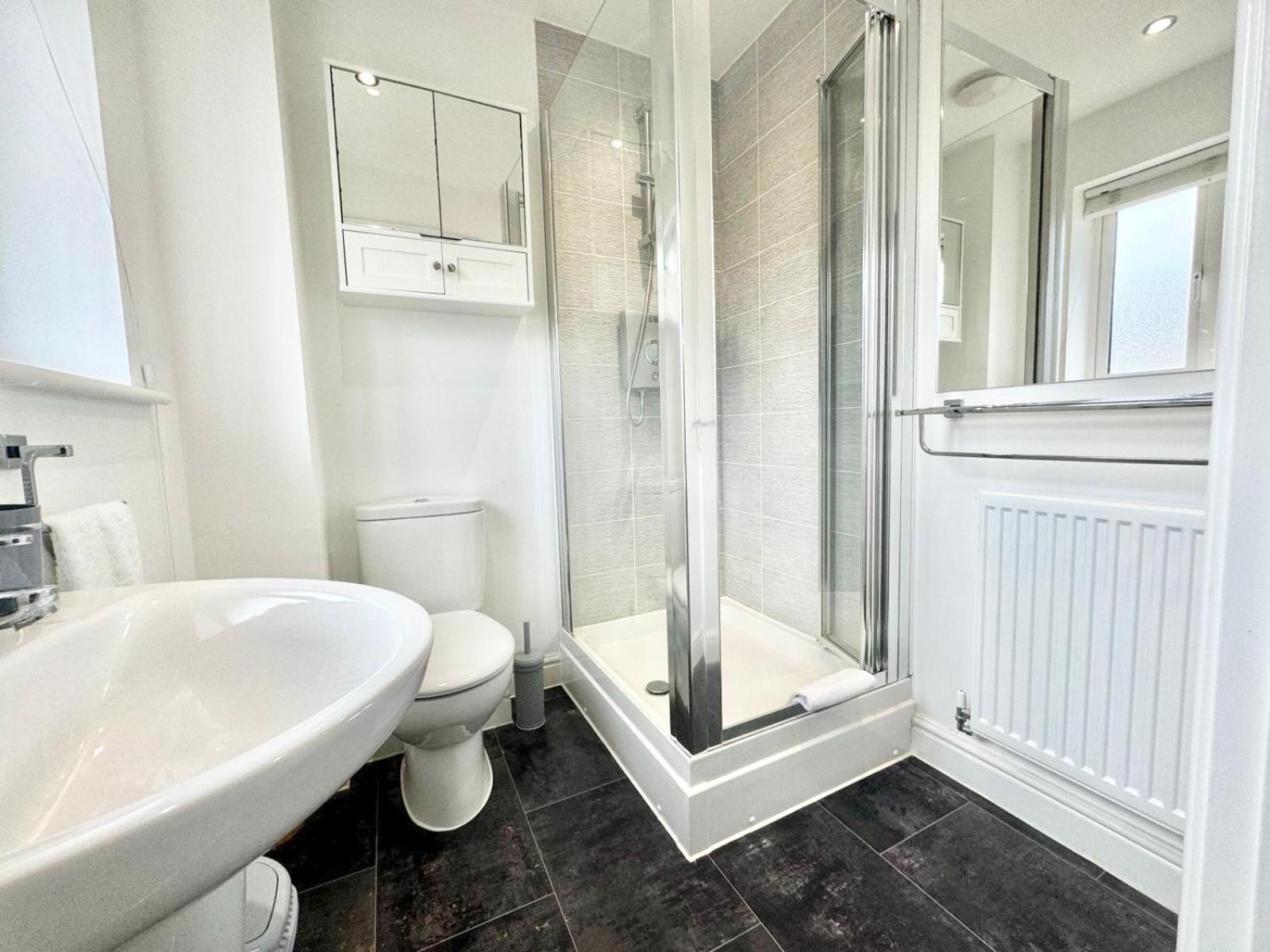 Home Centrally Located In Folkestone, Great Location For Families Or Workers Eksteriør bilde