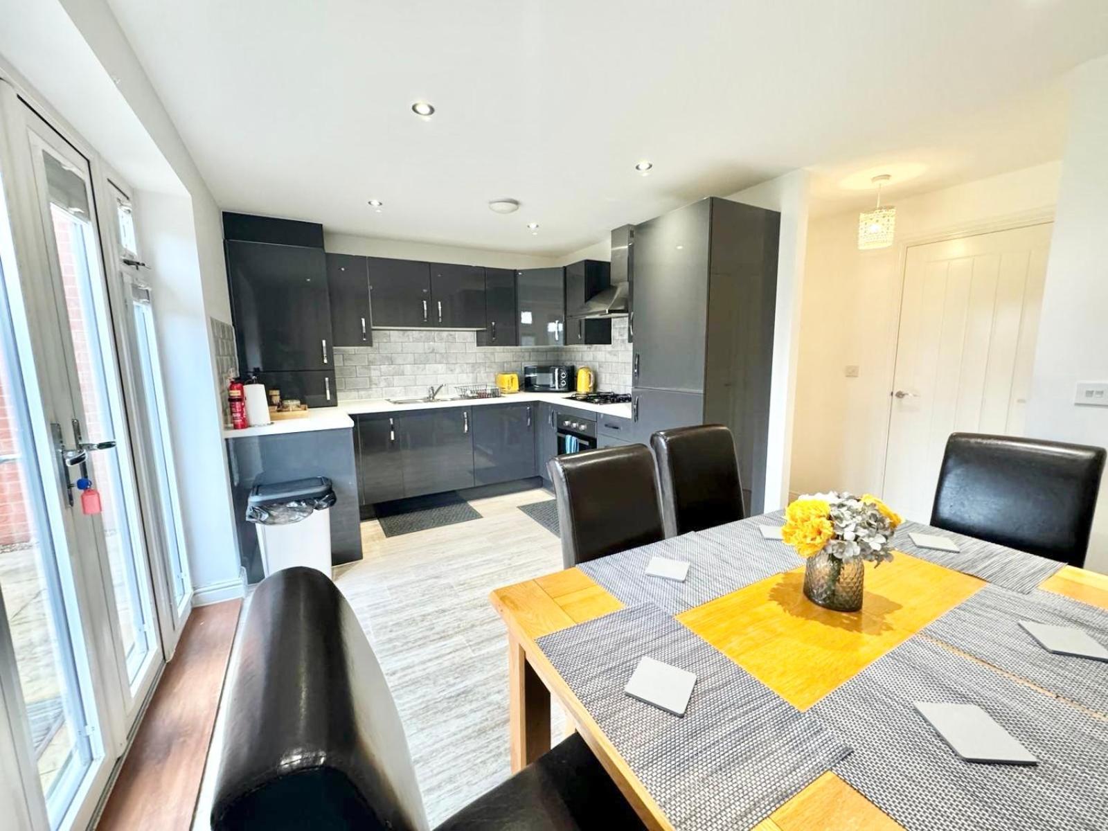 Home Centrally Located In Folkestone, Great Location For Families Or Workers Eksteriør bilde