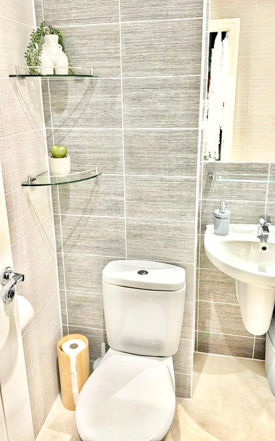 Home Centrally Located In Folkestone, Great Location For Families Or Workers Eksteriør bilde