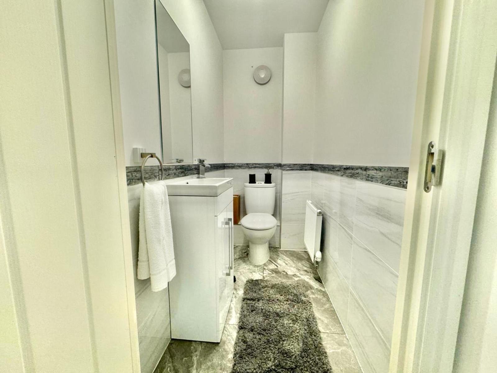 Home Centrally Located In Folkestone, Great Location For Families Or Workers Eksteriør bilde